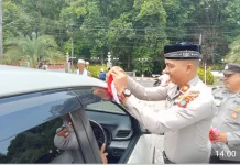 Sat Binmas Polres Bangka Bagikan Bendera Merah Putih kepada Masyarakat
