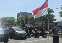 Pengendara Harap Berhenti 5 Menit Saat Pengibaran Bendera Merah Putih