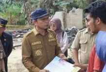 Bupati Algafry Serahkan Bantuan Korban Kebakaran di Simpang Katis