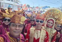 Baju Adat Minang Ramaikan Karnaval HUT ke-81 RI di Sungailiat