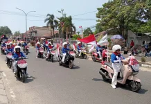 Ikuti Pawai Kendaraan Hias, UMBB Unjuk Semangat Nasionalisme