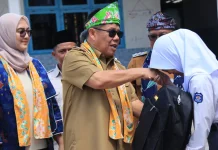 Gubernur Hidayat Arsani Serahkan Bantuan Seragam & Peralatan Sekolah