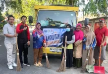 Warga Parit Padang dan Sudimampir Gotong Royong Bersihkan Sisa Karnaval