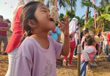 Lomba Makan Kerupuk Warnai Semarak Peringatan HUT ke-81 RI