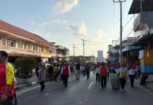 Usai Pawai & Karnaval, Bupati Riza "Ngulon" Warga Bersih Sampah
