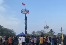 Lomba Panjat Pinang Ramaikan Rangkaian Lomba Peringatan HUT RI di Nelayan 1