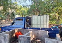 Penjual Air Layani Permintaan Warga yang Kekeringan