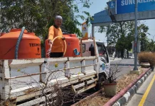 DLH Bangka Intensifkan Penyiraman Taman Median Jalan di Musim Kemarau