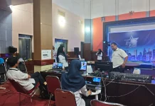 Teknisi Siaran RRI Sungailiat Siapkan Peralatan Audisi Bintang Radio