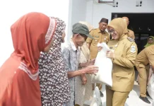 Terima Bantuan Beras, Abdul Kadir: Semoga Bantuan Ini Terus Berjalan
