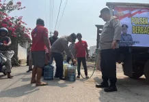 Polsek Taman Sari Salurkan Bantuan Air Bersih untuk Warga Jerambah Gantung