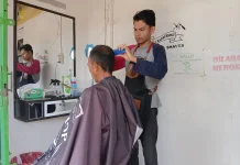 Gunting Afif yang Bicara di Balik Kursi Tuli Barbershop Mentok