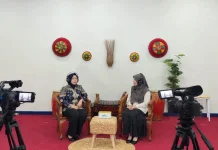 Guru SMA 1 Sungailiat Tarik Minat Sastra Pelajar Lewat Lirik Lagu Kekinian