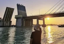 Pesona Sunset Sore Hari di Bawah Jembatan Emas