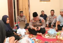 Kapolsek Sijuk Sambangi Keluarga Korban Tenggelam Tanjung Tinggi
