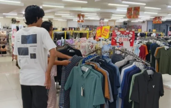 Kunjungan Masyarakat Mencari Baju Lebaran Mulai Meningkat