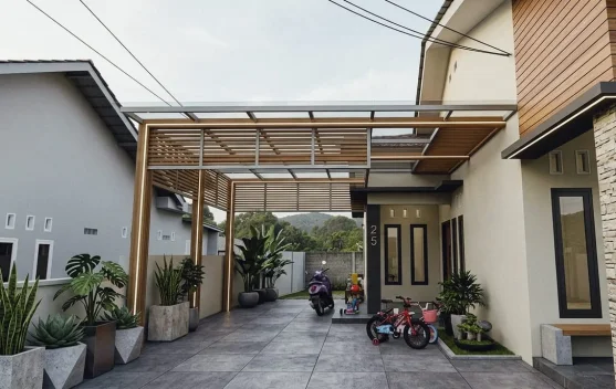 Warga Sungailiat Manfaatkan Tanaman Hias Percantik Teras Rumah