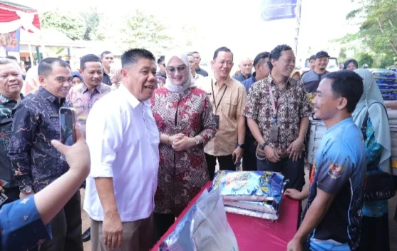 Pemprov Babel Hadirkan Pasar Murah dan Bagikan Sembako di Terminal Selindung