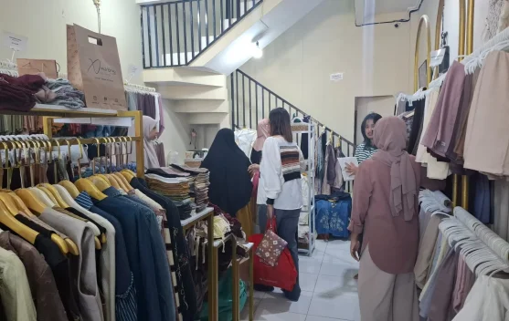Menjelang Lebaran, Toko Hijab Mulai Dikunjungi Pembeli