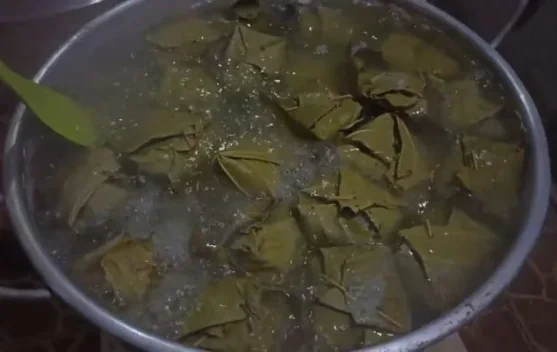 Pesanan Ketupat Daun Simpur Mulai Ramai jelang Lebaran