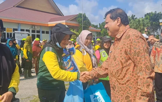 Pemkot Pangkalpinang Salurkan Sembako untuk Petugas Kebersihan dan Taman