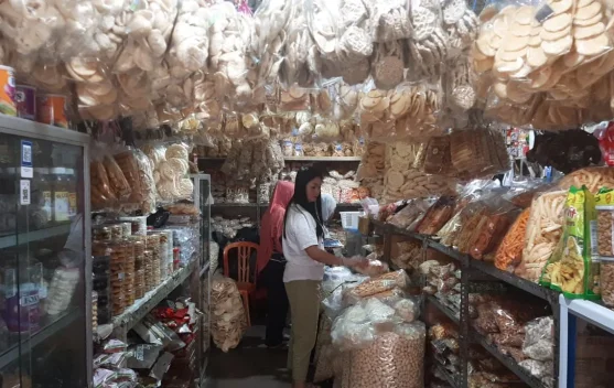 Toko Snack Olahan Laut di Sungailiat Diburu Pemudik