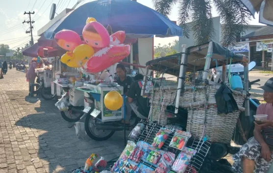 Pedagang Keluhkan Beban Biaya Bertambah, Dampak Kenaikan Harga Plastik