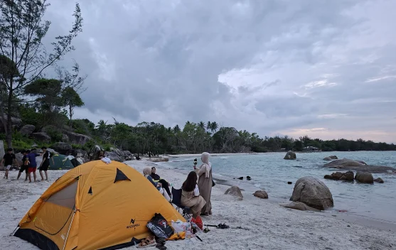 Pantai Jambosag Jadi Tujuan Wisatawan Menikmati Libur Panjang di Bangka