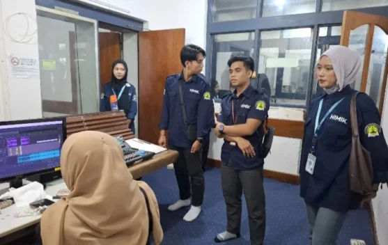 Tim TMB RRI Sungailiat Edukasi Teknik Penyiaran Radio kepada Mahasiswa