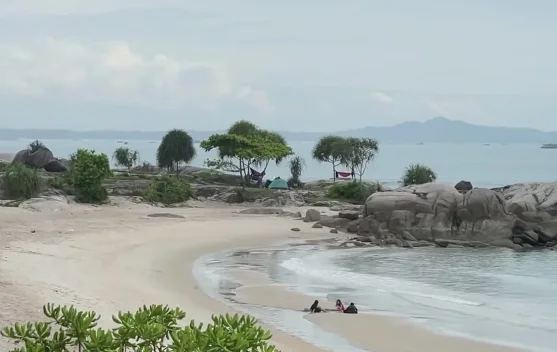 Pantai Rambak Bangka Menjadi Destinasi Favorit Akhir Pekan
