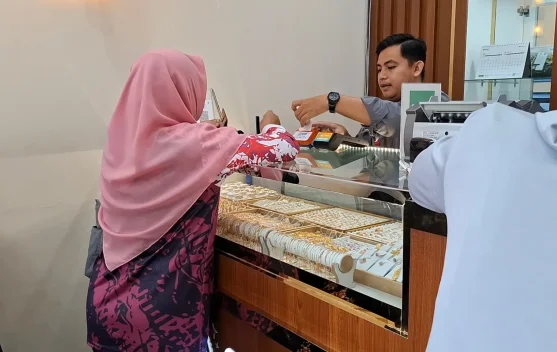 Harga Turun, Warga Beli Emas untuk Investasi