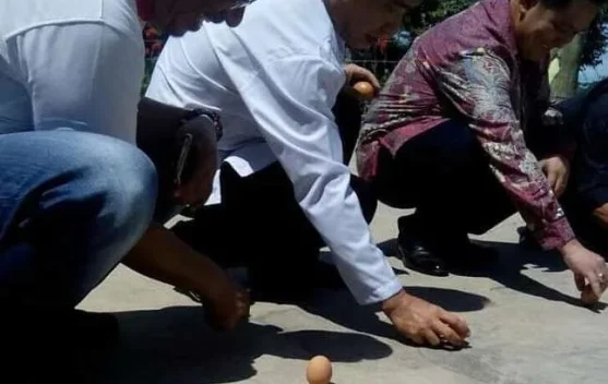 Tradisi Mendirikan Telur Jadi Keunikan Perayaan Peh Cun