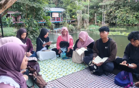 Anak Muda Literasi di Ruang Baca Hutan Kota Sungailiat