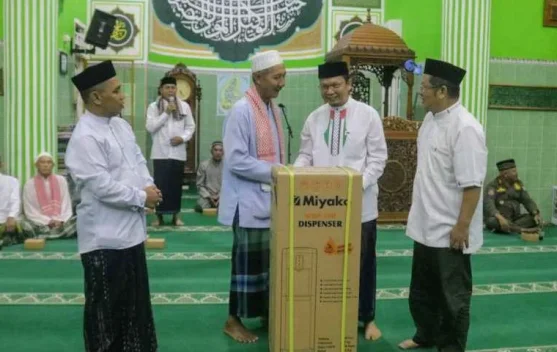 Sajadah Fajar di Kampung Dul, Bupati Algafry Serahkan Bantuan