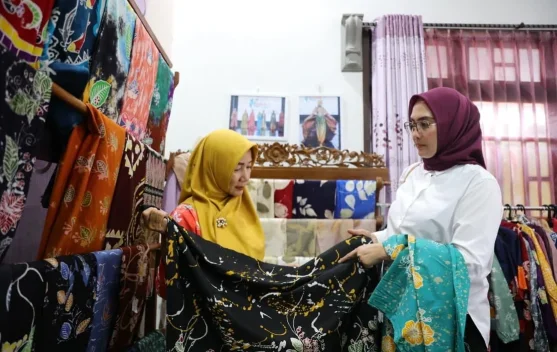 Ketua Dekranasda Babel Noni Hidayat Kunjungi Sentra Batik Belitung