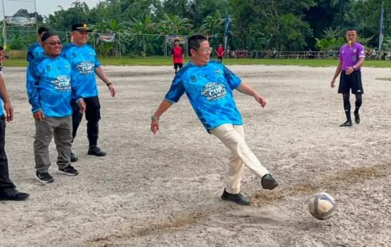 Wabup Efrianda Buka Turnamen Sepakbola Bupati Bateng Cup, Diikuti 103 Kesebelasan