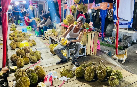 Puncak Musim Durian, Pedagang di Taman Kota Sungailiat Raup Omzet Belasan Juta