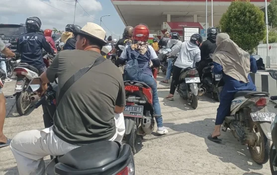 Kesulitan Dapat BBM, Warga Pangkalpinang Keluhkan Antrean Panjang