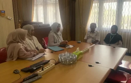 Hari Pertama PPL, 2 Mahasiswa KPI IAIN SAS Belajar Menulis di RRI Sungailiat