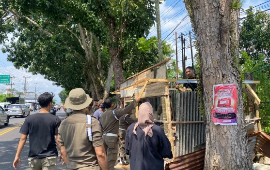 Satpol PP Pangkalpinang Tertibkan PKL di Selindung