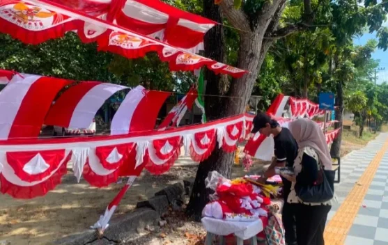 Jelang HUT RI ke-81, Penjualan Bendera Merah Putih di Sungailiat Meningkat