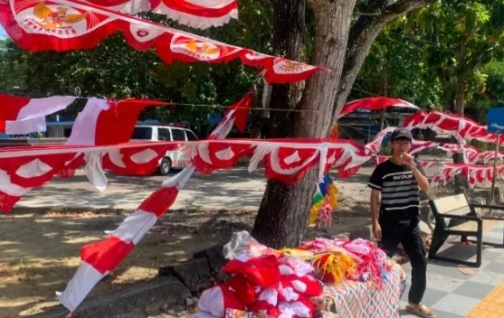 Lapak Merah Putih Hadir, Penjual Bendera Ngais Rezeki di Agustusan