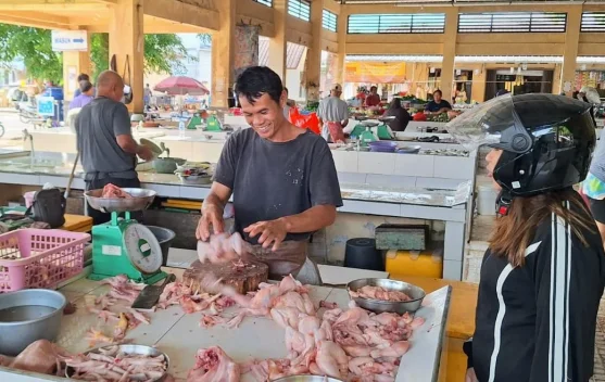 Harga Ayam di Sungailiat Tinggi, di Pasar Aik Kenango Tembus Rp50 ribu Sekilo