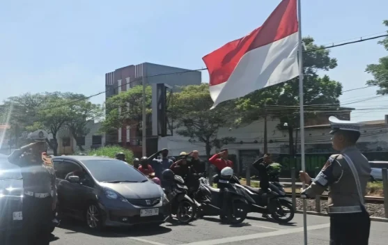 Pengendara Harap Berhenti 5 Menit Saat Pengibaran Bendera Merah Putih