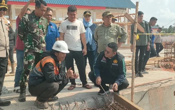 Bupati Basel Tinjau KNMP Desa Tukak, Progres Tersendat Faktor Alam