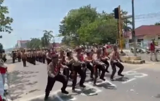 Peserta Pawai Bangka Tetap Semangat Tampilkan Atraksi di Teriknya Matahari