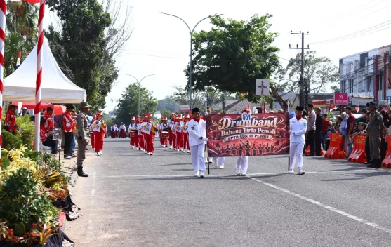 Warga Antusias Saksikan Pawai Baris Berbaris di Sungailiat