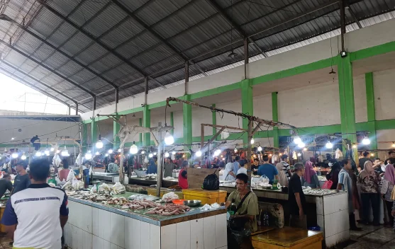 Pasar Lipat Kajang Manggar Mulai Beradaptasi dengan Transaksi Digital QRIS