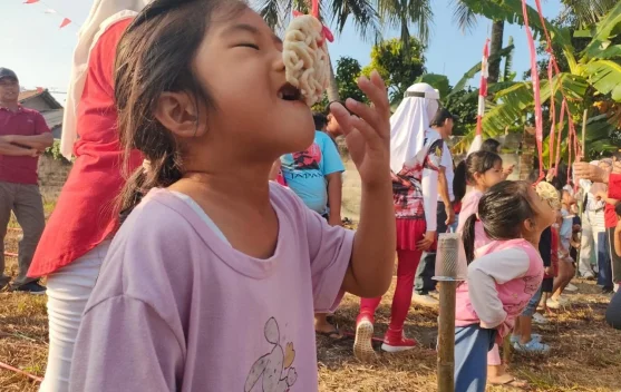 Lomba Makan Kerupuk Warnai Semarak Peringatan HUT ke-81 RI