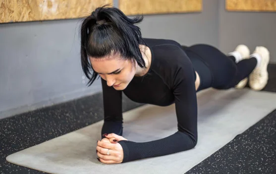 Rutin Plank di Rumah, Otot Inti Jadi Lebih Kuat